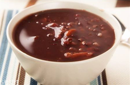 紅豆湯可以放紅糖嗎 煮紅豆湯放什么糖好 紅豆湯可以放紅糖嗎 煮紅豆湯放什么糖好