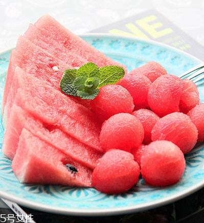 西瓜擺盤切法 怎樣切西瓜不浪費？