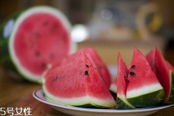 西瓜不能和什么食物一起吃？哪些人不能吃西瓜？