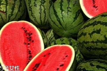 西瓜不能和什么食物一起吃？哪些人不能吃西瓜？