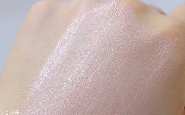 愛(ài)麗小屋妝前乳櫻花版和舊版區(qū)別 愛(ài)麗小屋妝前乳心得 愛(ài)麗小屋妝前乳櫻花版和舊版區(qū)別 愛(ài)麗小屋妝前乳心得