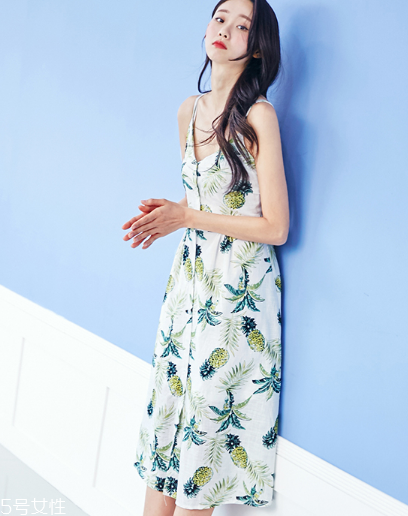 夏天穿吊帶裙怎么搭配？夏季吊帶裙搭配圖片