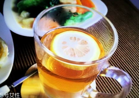 檸檬紅茶可以加蜂蜜嗎 檸檬紅茶什么時(shí)候加蜂蜜 檸檬紅茶可以加蜂蜜嗎 檸檬紅茶什么時(shí)候加蜂蜜