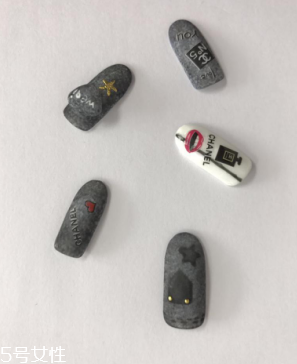 如何做破洞牛仔美甲 破洞美甲簡單涂抹教程 如何做破洞牛仔美甲 破洞美甲簡單涂抹教程