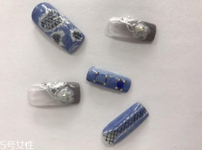 如何做破洞牛仔美甲 破洞美甲簡單涂抹教程 如何做破洞牛仔美甲 破洞美甲簡單涂抹教程