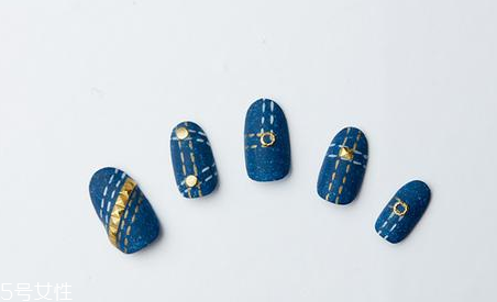 如何做破洞牛仔美甲 破洞美甲簡單涂抹教程 如何做破洞牛仔美甲 破洞美甲簡單涂抹教程