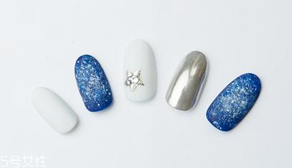 如何做破洞牛仔美甲 破洞美甲簡單涂抹教程 如何做破洞牛仔美甲 破洞美甲簡單涂抹教程
