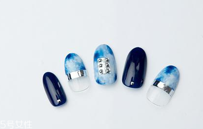 如何做破洞牛仔美甲 破洞美甲簡單涂抹教程 如何做破洞牛仔美甲 破洞美甲簡單涂抹教程