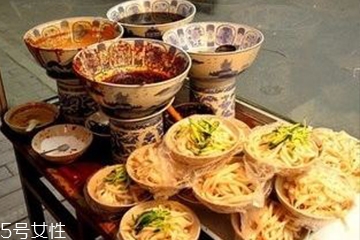 涼皮的做法 涼皮調(diào)料水的詳細(xì)步驟 涼皮的做法 涼皮調(diào)料水的詳細(xì)步驟