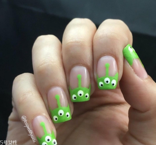 綠色指甲油哪個牌子好 綠色指甲油美甲花樣圖 綠色指甲油哪個牌子好 綠色指甲油美甲花樣圖