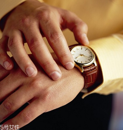 手表日期調(diào)過了怎么辦？手表日期調(diào)多了怎么調(diào)回去？