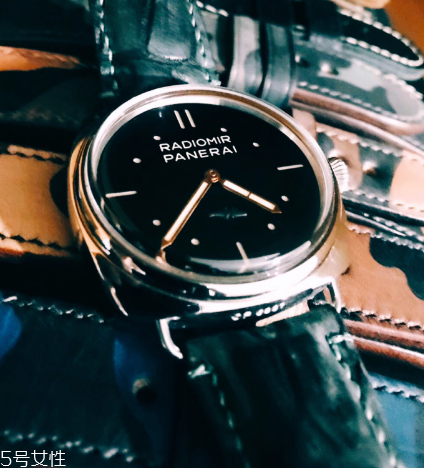 手表日期調(diào)過了怎么辦？手表日期調(diào)多了怎么調(diào)回去？