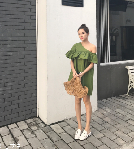 綠色連衣裙怎么搭配？綠色連衣裙搭配圖片