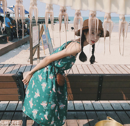 綠色連衣裙怎么搭配？綠色連衣裙搭配圖片