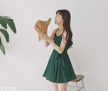 綠色連衣裙怎么搭配？綠色連衣裙搭配圖片