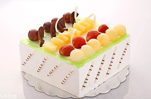 蛋糕尺寸適合多少人？6寸的蛋糕4個人吃夠嗎？