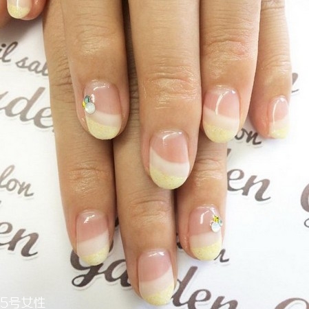 雙法式美甲是什么樣的 雙法式美甲和法式美甲有什么不同 雙法式美甲是什么樣的 雙法式美甲和法式美甲有什么不同