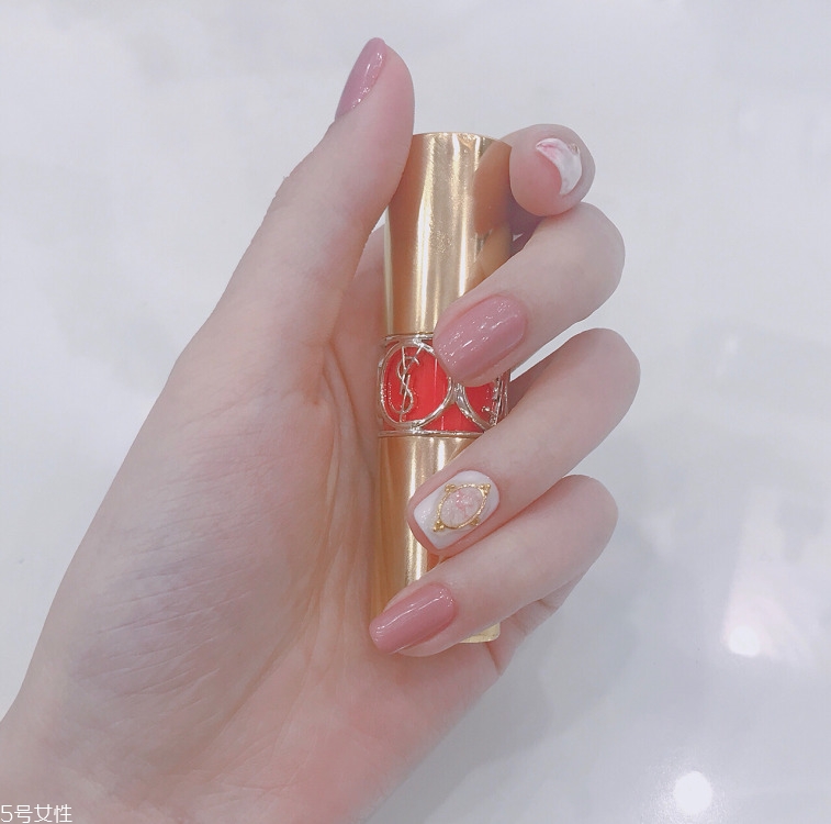 2018夏季好看的淺色系美甲合集 夏天美甲圖片款式多樣 2018夏季好看的淺色系美甲合集 夏天美甲圖片款式多樣