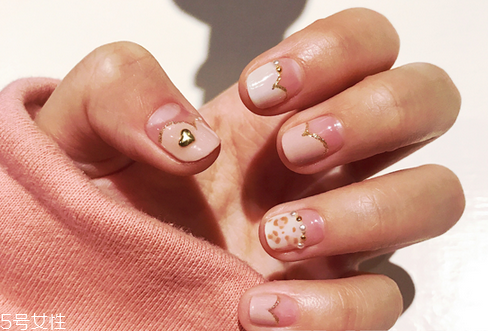 2018粉色美甲新款式圖片 今年流行的夏日清新美甲 2018粉色美甲新款式圖片 今年流行的夏日清新美甲