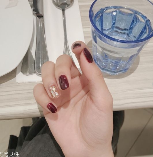 玻璃紙愛心美甲怎么弄 心形玻璃紙美甲教程 玻璃紙愛心美甲怎么弄 心形玻璃紙美甲教程