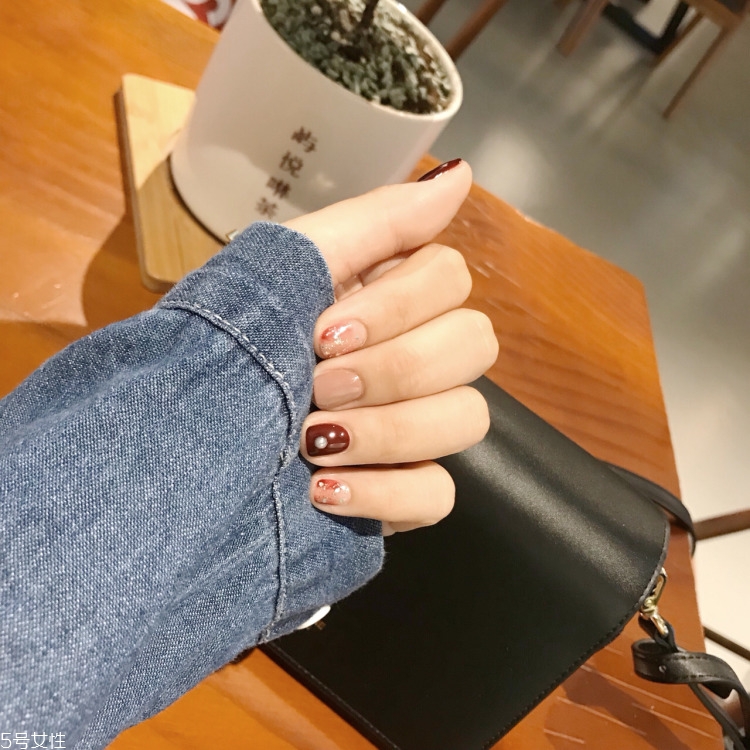 2018夏季好看的淺色系美甲合集 夏天美甲圖片款式多樣 2018夏季好看的淺色系美甲合集 夏天美甲圖片款式多樣