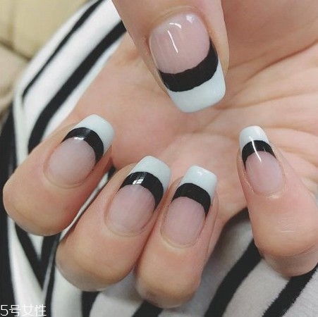 雙法式美甲是什么樣的 雙法式美甲和法式美甲有什么不同 雙法式美甲是什么樣的 雙法式美甲和法式美甲有什么不同