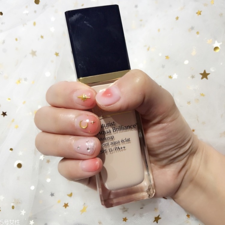 2018夏季好看的淺色系美甲合集 夏天美甲圖片款式多樣 2018夏季好看的淺色系美甲合集 夏天美甲圖片款式多樣