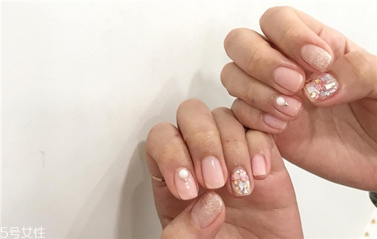 2018粉色美甲新款式圖片 今年流行的夏日清新美甲 2018粉色美甲新款式圖片 今年流行的夏日清新美甲