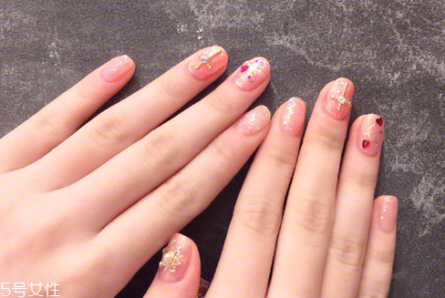 2018粉色美甲新款式圖片 今年流行的夏日清新美甲 2018粉色美甲新款式圖片 今年流行的夏日清新美甲