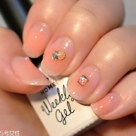 哈密瓜色美甲是什么樣的 哈密瓜色指甲油怎么搭配好看 哈密瓜色美甲是什么樣的 哈密瓜色指甲油怎么搭配好看