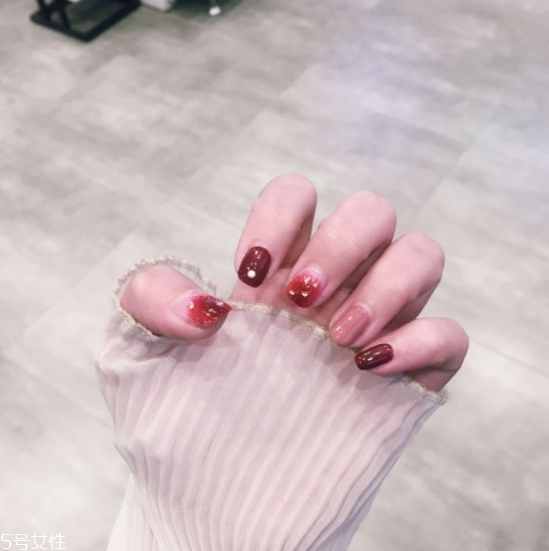 玻璃紙愛心美甲怎么弄 心形玻璃紙美甲教程 玻璃紙愛心美甲怎么弄 心形玻璃紙美甲教程