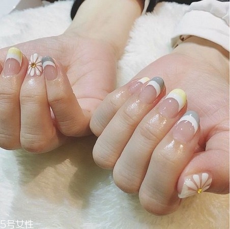 雙法式美甲是什么樣的 雙法式美甲和法式美甲有什么不同 雙法式美甲是什么樣的 雙法式美甲和法式美甲有什么不同