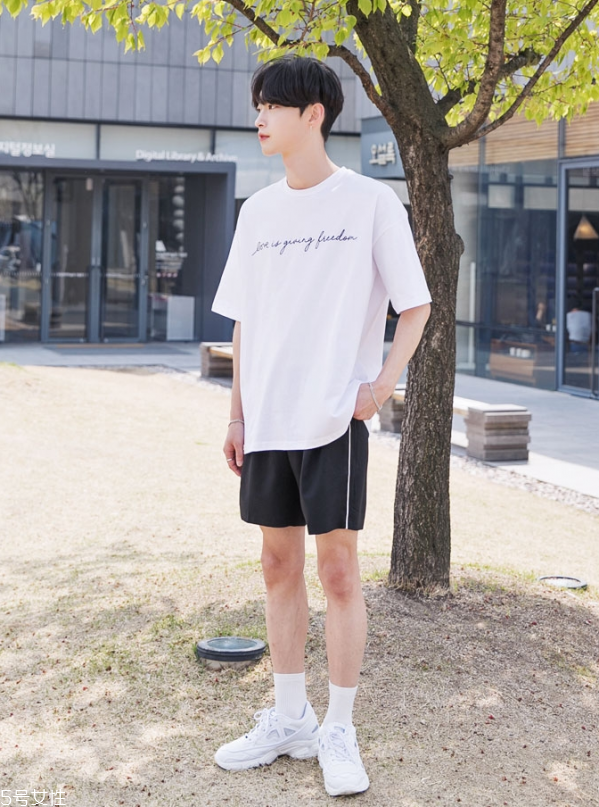 男生穿純色t恤好看嗎 男生純白t恤怎么搭配 男生穿純色t恤好看嗎 男生純白t恤怎么搭配