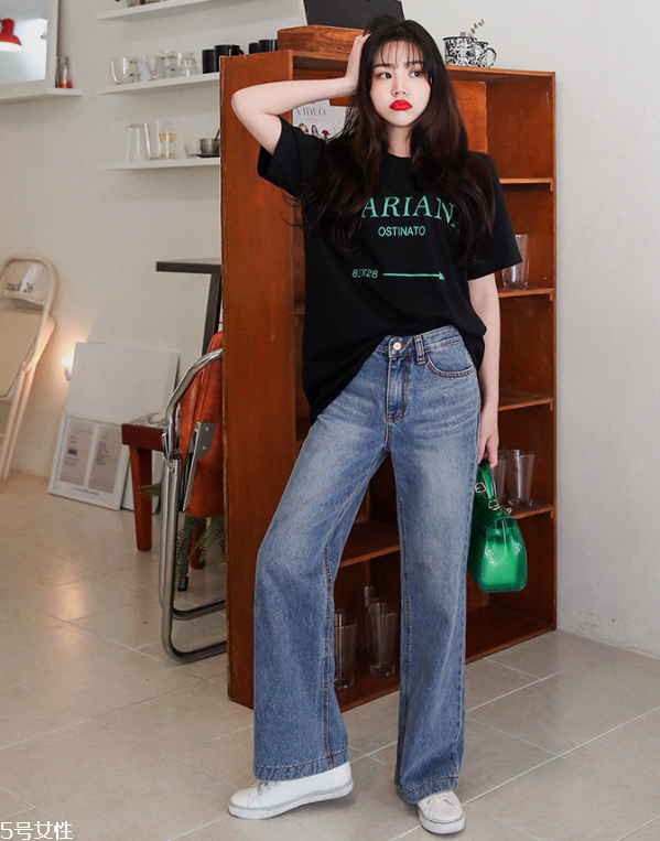 白色t恤搭配什么短褲 純白t恤怎么搭配 白色t恤搭配什么短褲 純白t恤怎么搭配