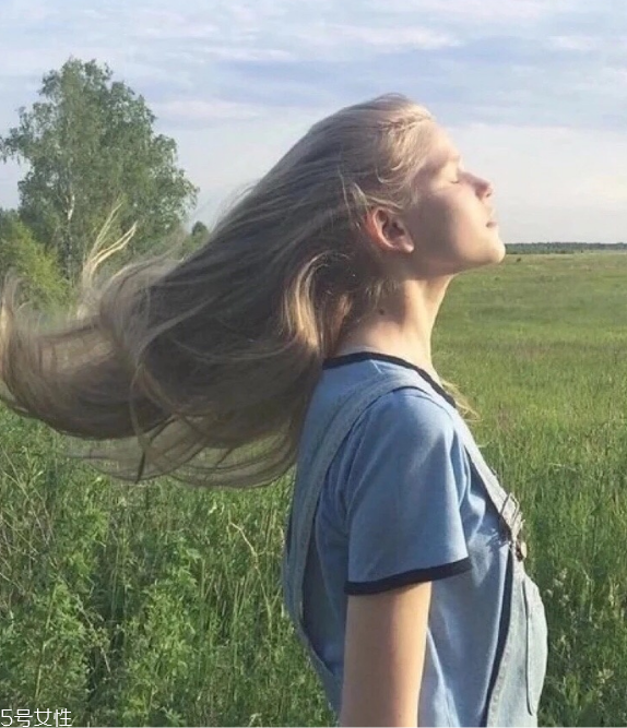 t恤領(lǐng)口變大了怎么辦 t恤變形了怎么辦 t恤領(lǐng)口變大了怎么辦 t恤變形了怎么辦