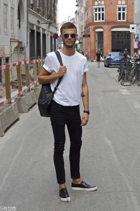 男生穿純色t恤好看嗎 男生純白t恤怎么搭配 男生穿純色t恤好看嗎 男生純白t恤怎么搭配