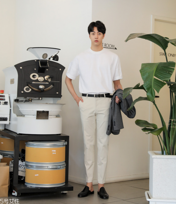 男生穿純色t恤好看嗎 男生純白t恤怎么搭配 男生穿純色t恤好看嗎 男生純白t恤怎么搭配