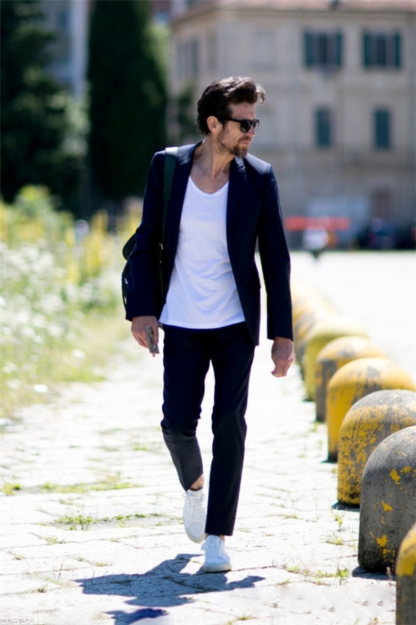 男生穿純色t恤好看嗎 男生純白t恤怎么搭配 男生穿純色t恤好看嗎 男生純白t恤怎么搭配