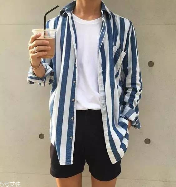 男生去海邊穿什么衣服好看 男生去海邊玩穿衣搭配 男生去海邊穿什么衣服好看 男生去海邊玩穿衣搭配