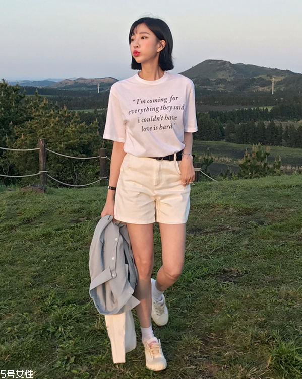 白色t恤搭配什么短褲 純白t恤怎么搭配 白色t恤搭配什么短褲 純白t恤怎么搭配