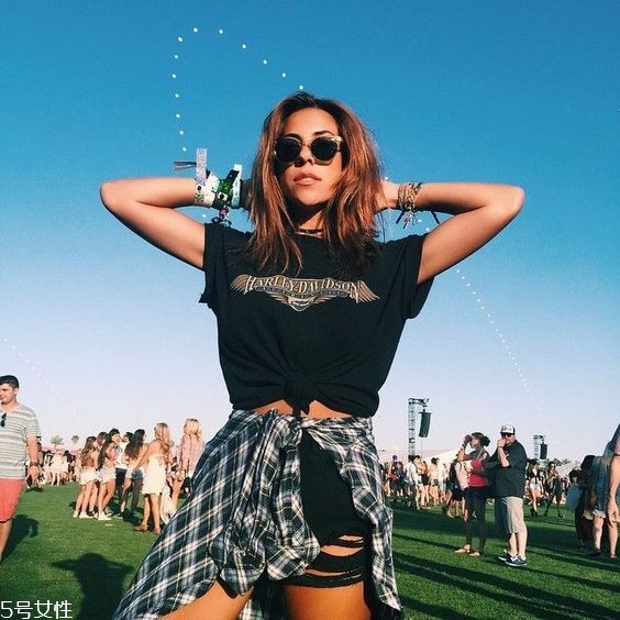 夏天白色t恤透怎么辦 白色t恤穿什么內(nèi)衣 夏天白色t恤透怎么辦 白色t恤穿什么內(nèi)衣