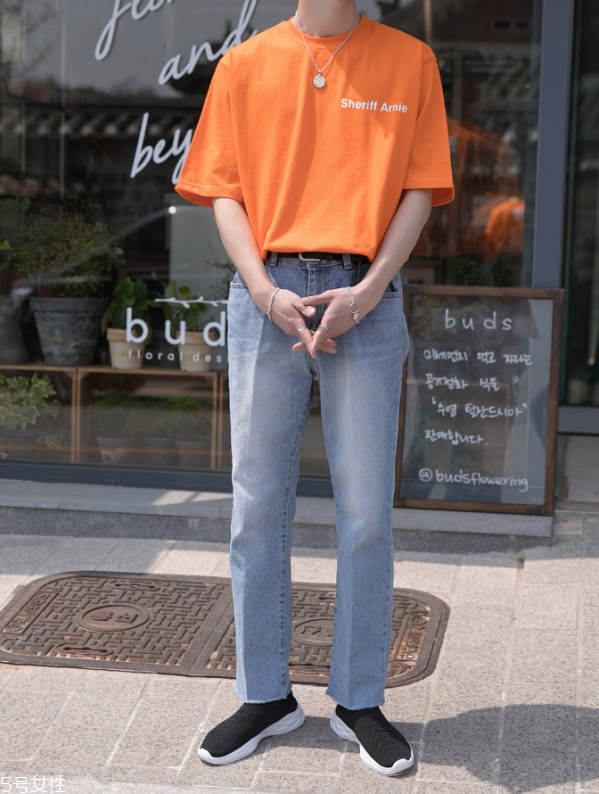 男生穿純色t恤好看嗎 男生純白t恤怎么搭配 男生穿純色t恤好看嗎 男生純白t恤怎么搭配