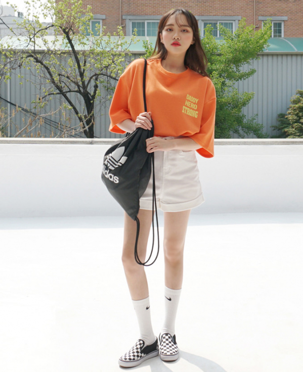 白色t恤搭配什么短褲 純白t恤怎么搭配 白色t恤搭配什么短褲 純白t恤怎么搭配