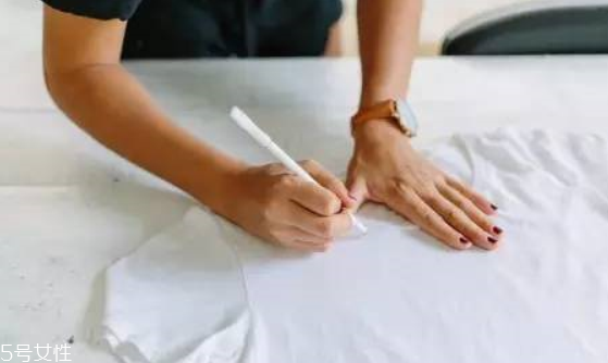 男生去海邊穿什么衣服好看 男生去海邊玩穿衣搭配 男生去海邊穿什么衣服好看 男生去海邊玩穿衣搭配