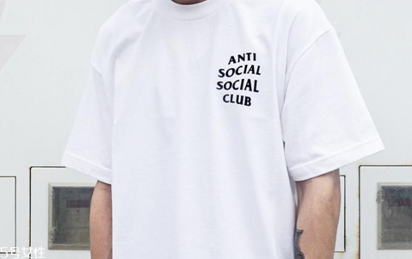 白色t恤搭配什么短褲 純白t恤怎么搭配 白色t恤搭配什么短褲 純白t恤怎么搭配