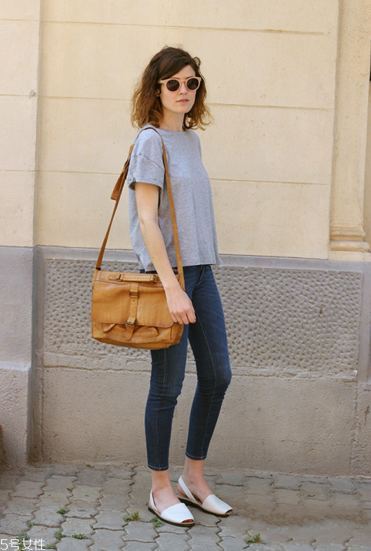 白色t恤發(fā)黃了怎么辦 白色t恤變白方法 白色t恤發(fā)黃了怎么辦 白色t恤變白方法