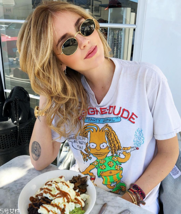 夏天白色t恤透怎么辦 白色t恤穿什么內(nèi)衣 夏天白色t恤透怎么辦 白色t恤穿什么內(nèi)衣