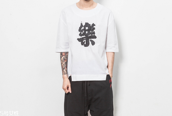 白色t恤搭配什么短褲 純白t恤怎么搭配 白色t恤搭配什么短褲 純白t恤怎么搭配