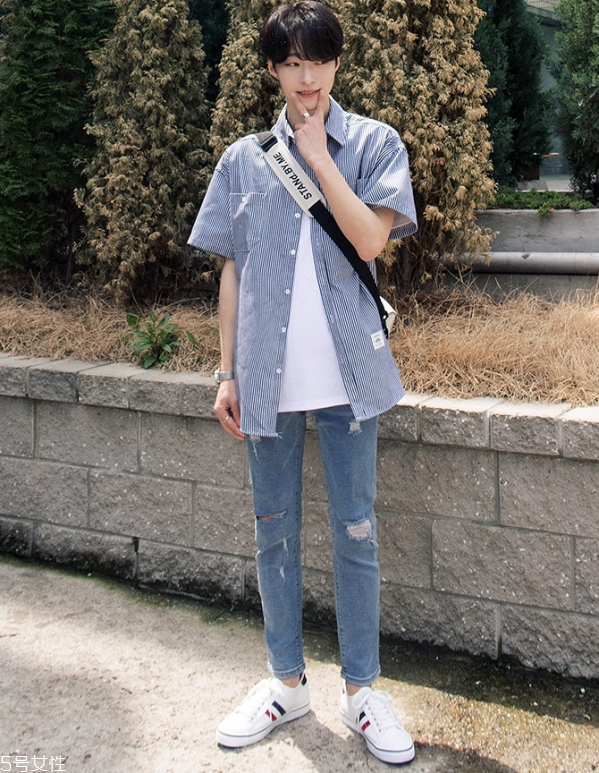 男生穿純色t恤好看嗎 男生純白t恤怎么搭配 男生穿純色t恤好看嗎 男生純白t恤怎么搭配