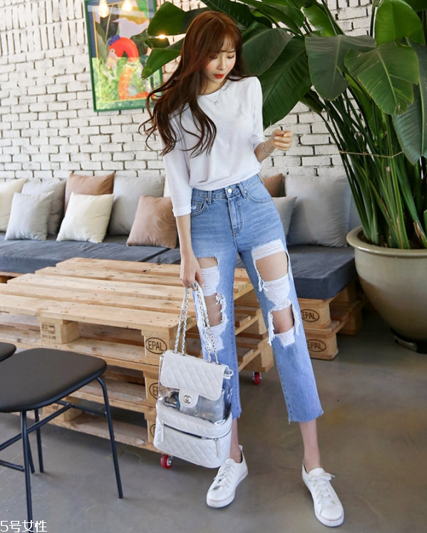 白色t恤搭配什么短褲 純白t恤怎么搭配 白色t恤搭配什么短褲 純白t恤怎么搭配